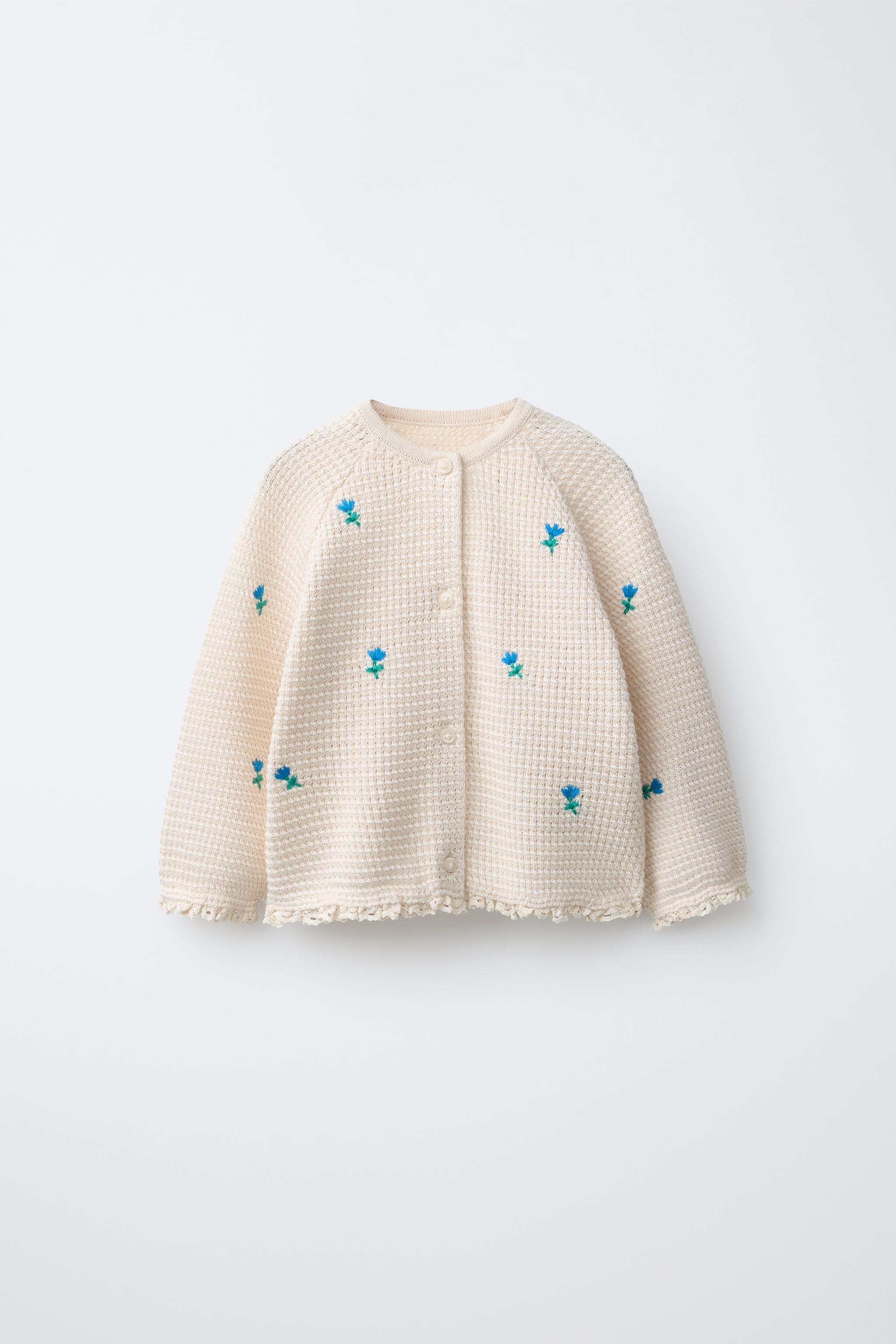 GILET EN MAILLE TEXTURÉE À FLEURS BRODÉES ET DENTELLE